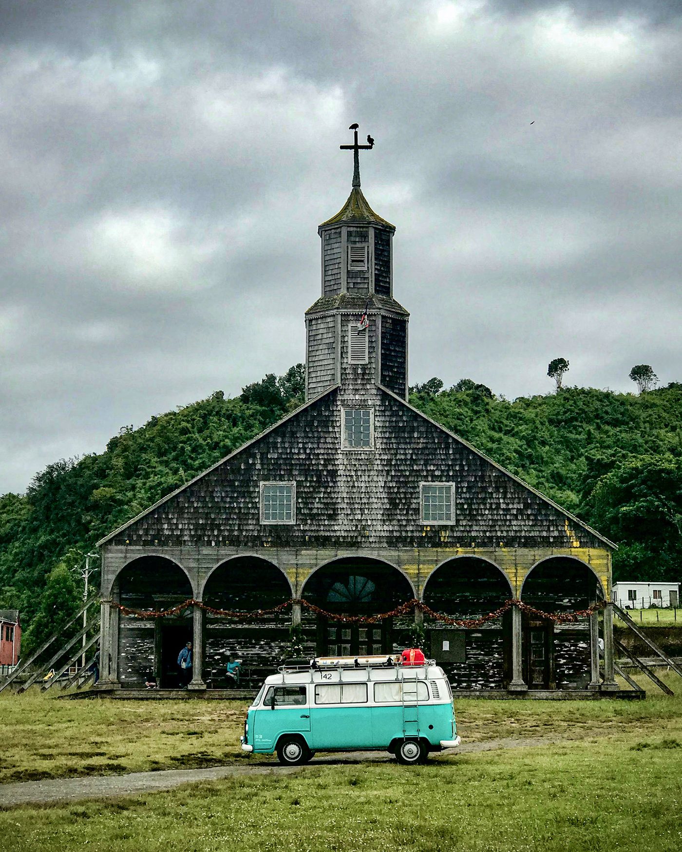 Kombi em Chiloé — arquitetura em madeira e natureza