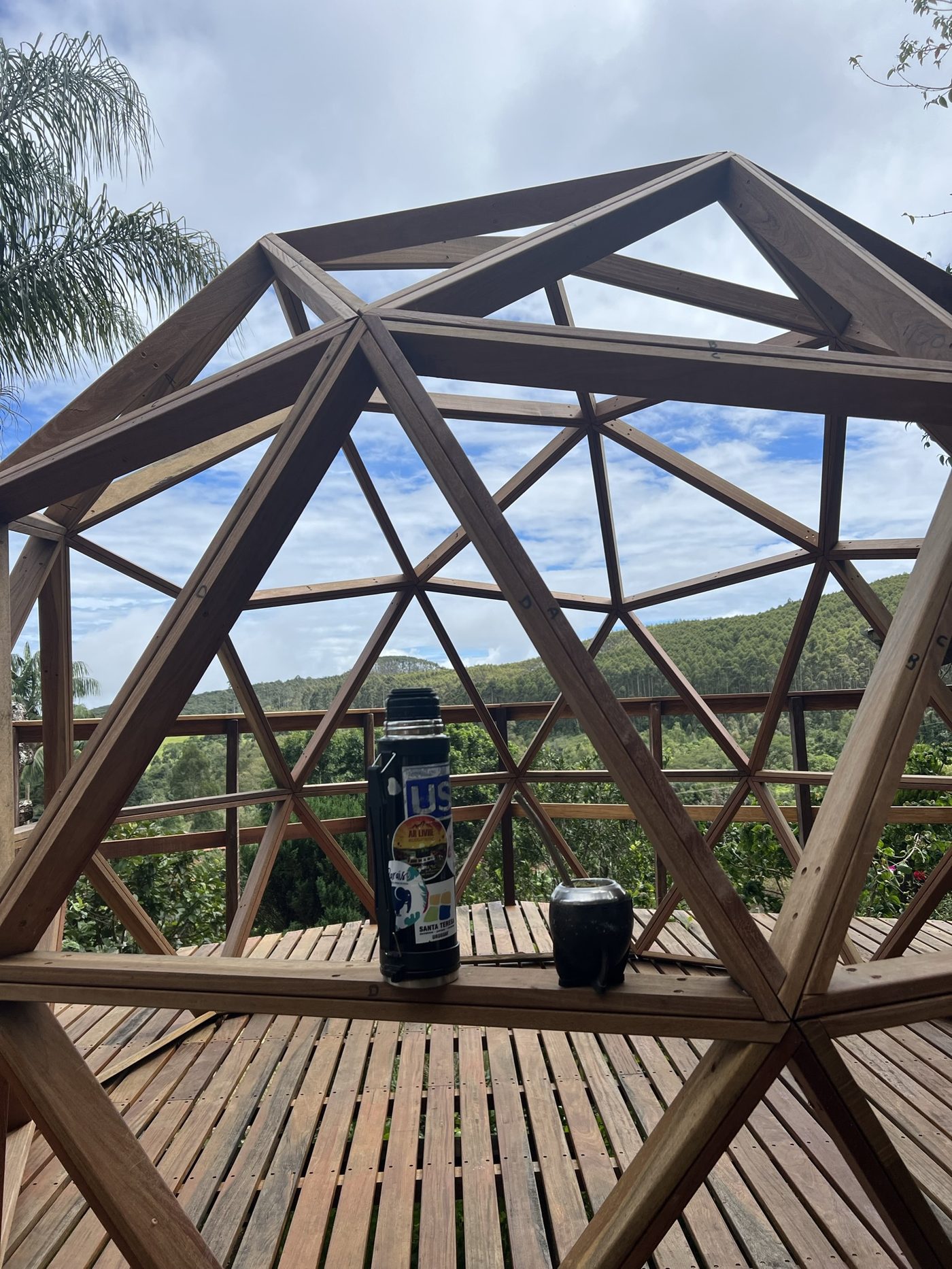 Estrutura de domo geodésico com vista para a natureza
