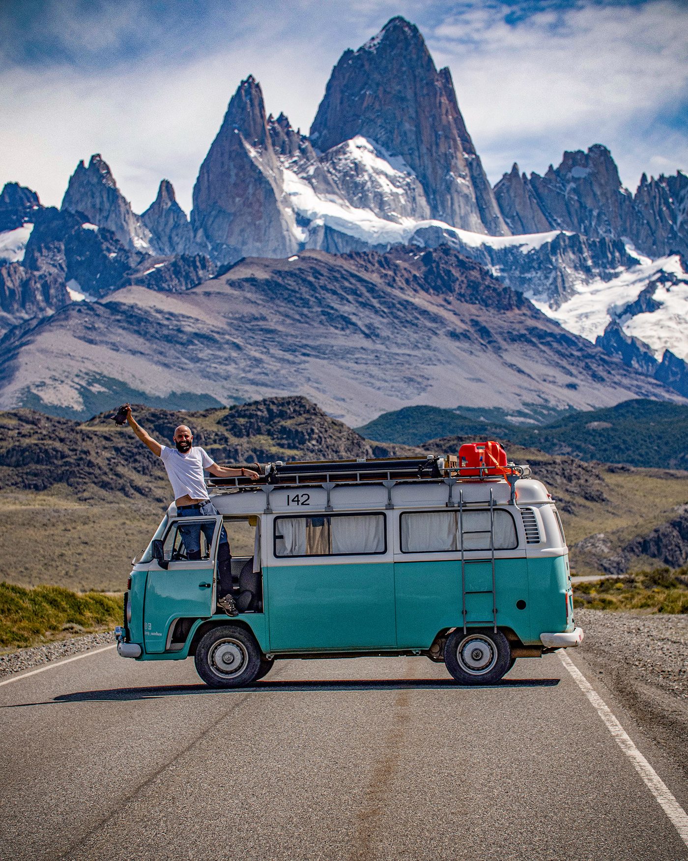 Tiago no topo da Kombi com as montanhas do Fitz Roy ao fundo
