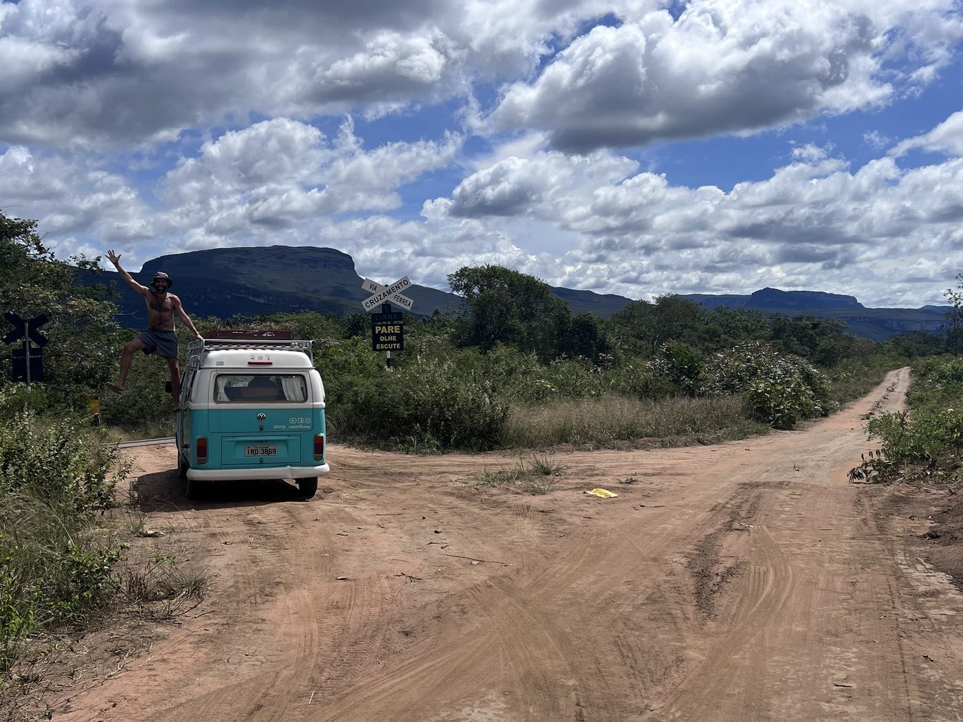 Kombi em estrada de terra no interior do Brasil